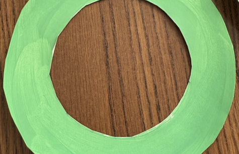 Cut out and painted green, the Advent wreaths are ready for decorating. photo of green paper cut out for creating a wreath